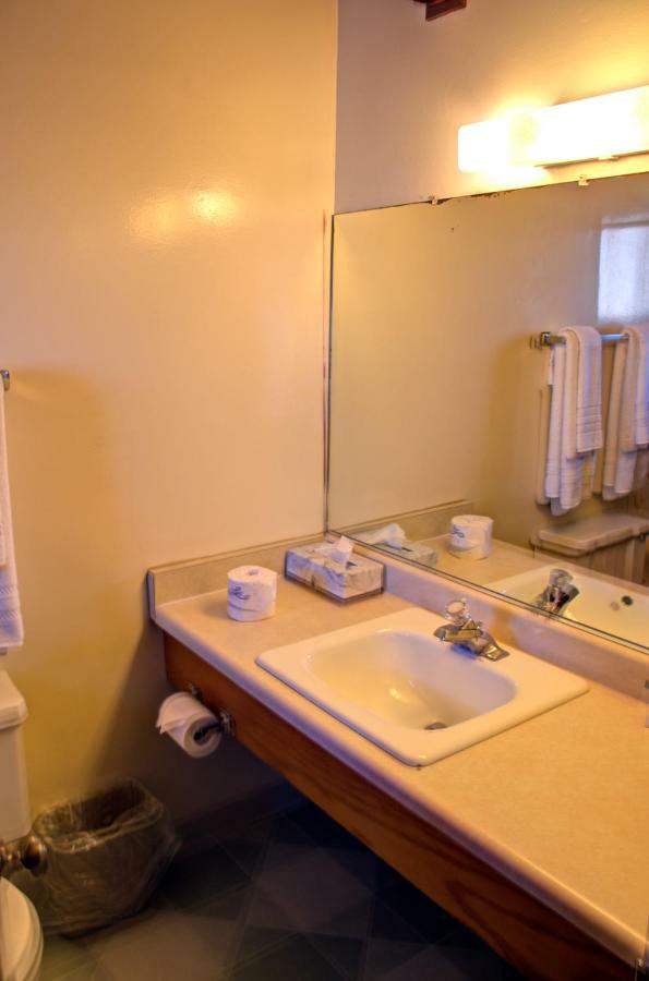 Crescent Beach Motel Crescent City Room photo