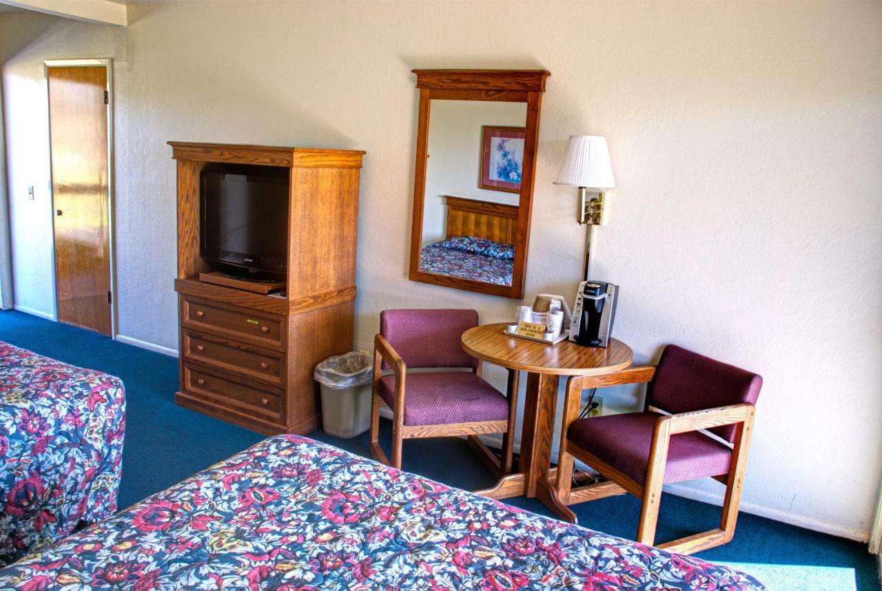 Crescent Beach Motel Crescent City Room photo